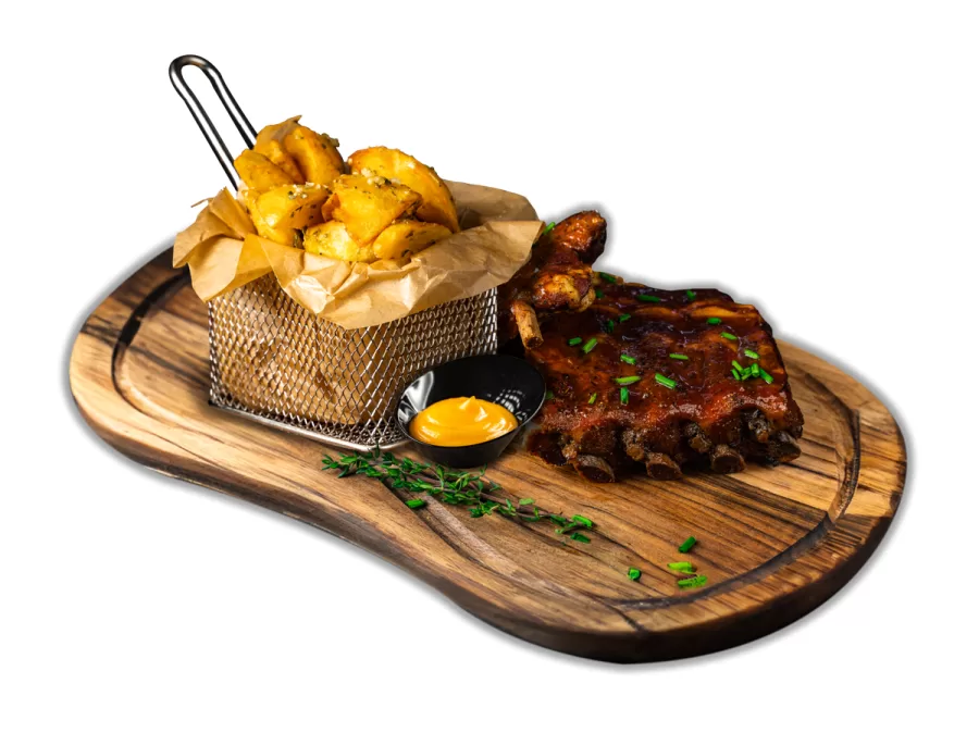 Coaste de porc cu cartofi wedges și sos Micul Burg — Fel principal, Artisan 19 Alba Iulia